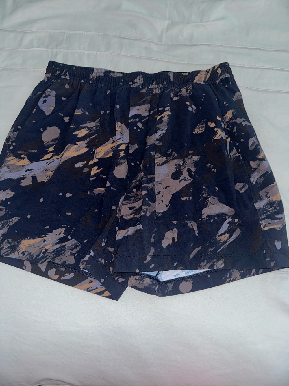Lululemon men’s bowline shorts 5” size Large